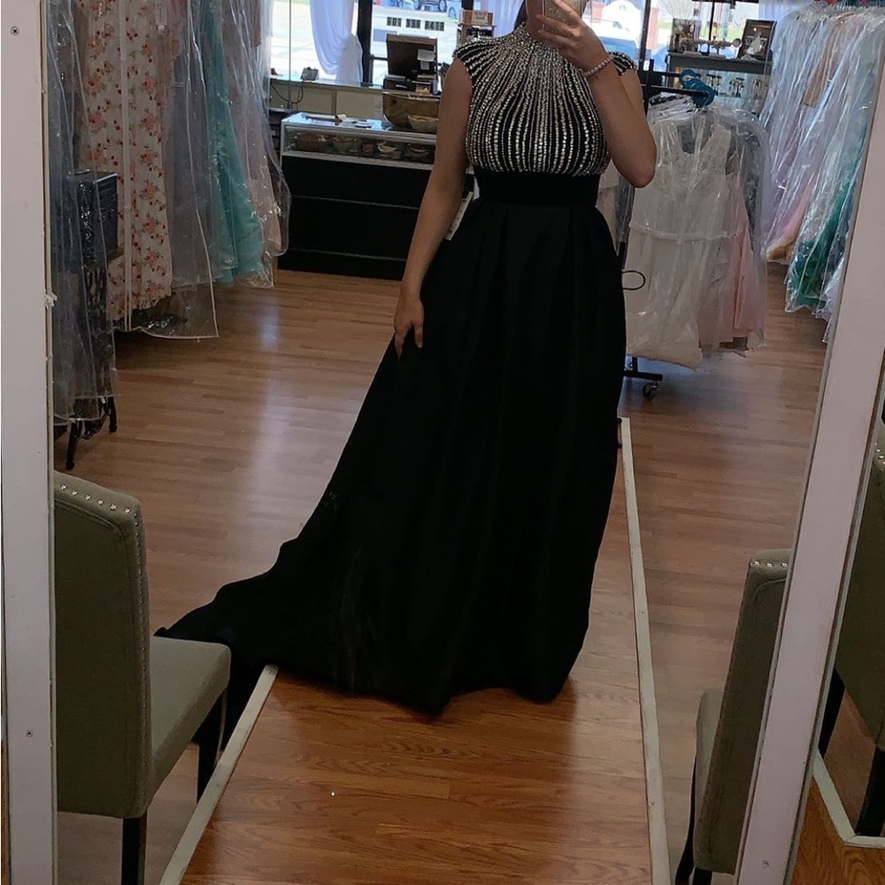 Absolutely beautiful black prom dress!